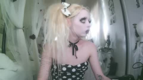 vampire fang  online show from November 28, 7:49 pm