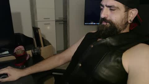 Snapshot of black_beard_slides chatting on October 1, 11:44 pm black_beard_slides online show from October 1, 11:44 pm