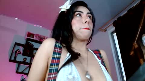 Snapshot of black_lady_05 chatting on January 22, 12:38 pm millie online show from January 22, 12:38 pm