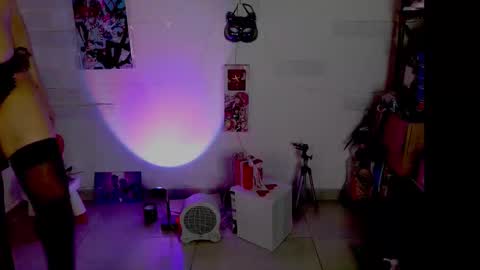 Snapshot of black_lady_05 chatting on February 10, 4:16 am millie online show from February 10, 4:16 am