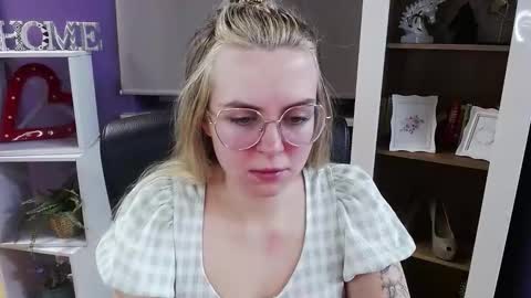 Z O E Y online show from February 5, 6:07 am