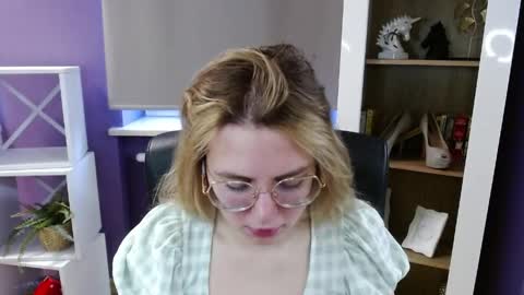 Z O E Y online show from April 15, 5:14 am