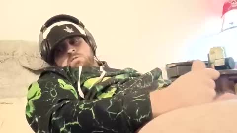 Snapshot of blahblam420 chatting on November 23, 8:03 am blahblam420 online show from November 23, 8:03 am