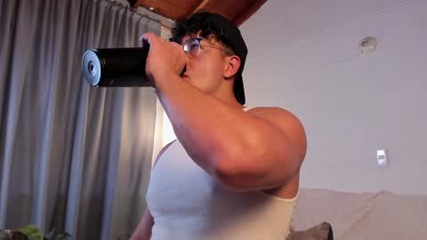 Snapshot of blake_levi chatting on December 13, 7:21 pm Blake Levi Independent Model online show from December 13, 7:21 pm