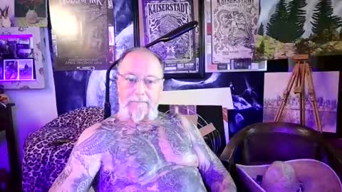 Snapshot of blindsurfer780299 chatting on July 13, 8:06 am blindsurfer780299 online show from July 13, 8:06 am