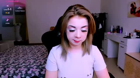 Snapshot of blinkofeyess chatting on June 9, 6:47 am Nicole online show from June 9, 6:47 am