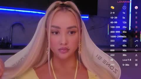 Snapshot of blond_diamond chatting on June 18, 3:51 am Lana online show from June 18, 3:51 am
