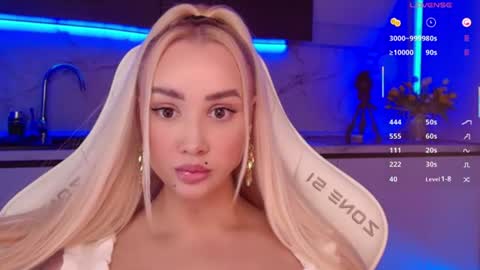 Snapshot of blond_diamond chatting on July 13, 4:21 pm Lana online show from July 13, 4:21 pm