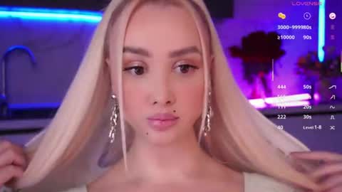 Snapshot of blond_diamond chatting on July 22, 5:49 pm Lana online show from July 22, 5:49 pm
