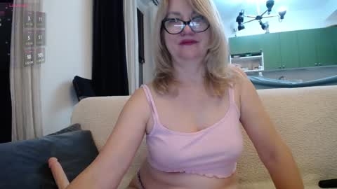 Snapshot of blond_woman chatting on January 30, 8:21 pm Karina online show from January 30, 8:21 pm