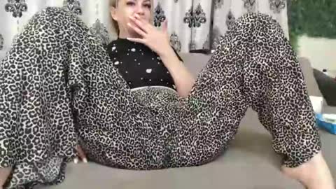 Snapshot of blonddaiana23 chatting on April 26, 1:03 am blonddaiana23 online show from April 26, 1:03 am