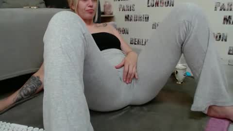 Snapshot of blonddaiana23 chatting on May 30, 7:00 pm blonddaiana23 online show from May 30, 7:00 pm