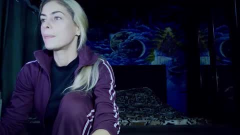 Snapshot of blonde4pasion chatting on October 11, 7:01 pm blonde4pasion online show from October 11, 7:01 pm