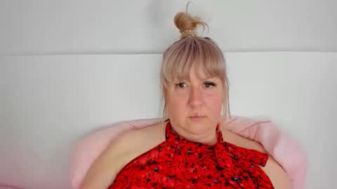 Snapshot of blonde_angel20 chatting on April 29, 3:27 pm Nicole online show from April 29, 3:27 pm