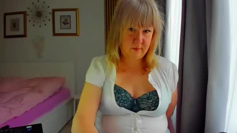 Snapshot of blonde_angel20 chatting on May 1, 3:22 am Nicole online show from May 1, 3:22 am
