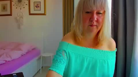 Snapshot of blonde_angel20 chatting on May 2, 4:17 am Nicole online show from May 2, 4:17 am