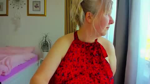 Snapshot of blonde_angel20 chatting on May 15, 3:52 pm Nicole online show from May 15, 3:52 pm