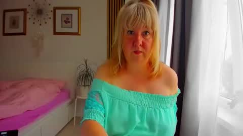 Snapshot of blonde_angel20 chatting on May 21, 3:35 am Nicole online show from May 21, 3:35 am