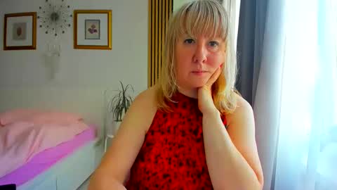 Snapshot of blonde_angel20 chatting on May 22, 4:56 pm Nicole online show from May 22, 4:56 pm