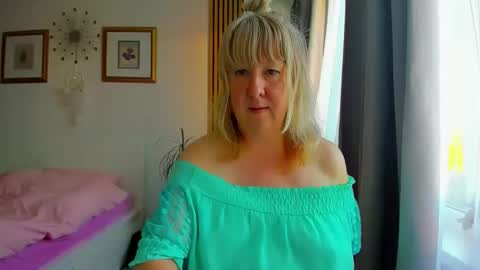 Snapshot of blonde_angel20 chatting on May 24, 5:40 pm Nicole online show from May 24, 5:40 pm