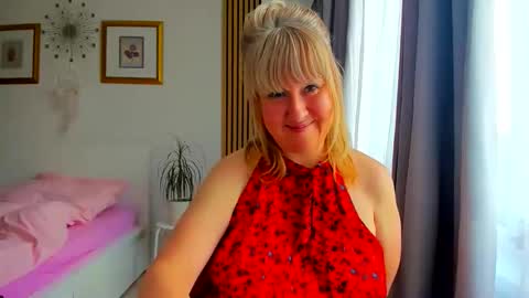 Snapshot of blonde_angel20 chatting on May 27, 4:15 pm Nicole online show from May 27, 4:15 pm