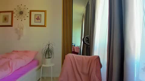 Snapshot of blonde_angel20 chatting on May 29, 4:32 am Nicole online show from May 29, 4:32 am