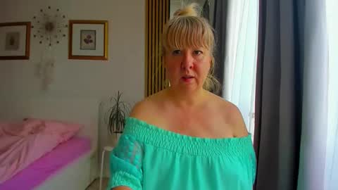 Snapshot of blonde_angel20 chatting on May 30, 5:10 pm Nicole online show from May 30, 5:10 pm
