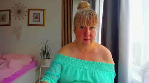 Snapshot of blonde_angel20 chatting on May 31, 5:20 pm Nicole online show from May 31, 5:20 pm