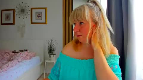 Snapshot of blonde_angel20 chatting on June 8, 3:45 pm Nicole online show from June 8, 3:45 pm