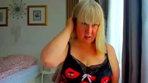 Snapshot of blonde_angel20 chatting on June 11, 10:24 am Nicole online show from June 11, 10:24 am