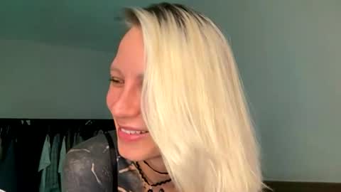 Snapshot of blonde_fuck_couple chatting on June 19, 5:12 am blonde_fuck_couple online show from June 19, 5:12 am