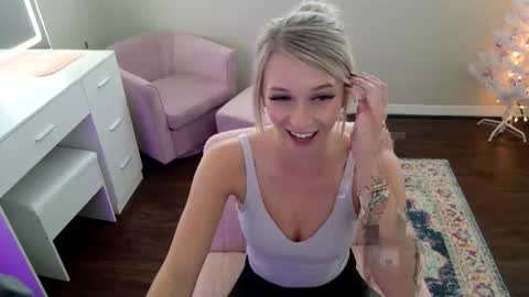 Snapshot of blonde_stella chatting on January 16, 4:44 pm Blonde Stella online show from January 16, 4:44 pm