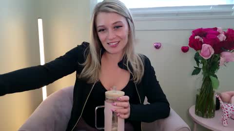Snapshot of blonde_stella chatting on February 12, 6:03 pm Blonde Stella online show from February 12, 6:03 pm
