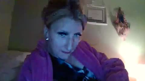 Snapshot of blondebellaaa3 chatting on December 8, 3:32 am Gia online show from December 8, 3:32 am