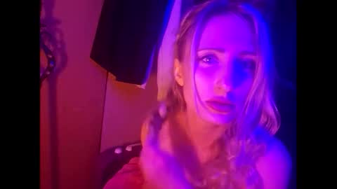 Snapshot of blondebellaaa3 chatting on February 6, 4:36 pm Gia online show from February 6, 4:36 pm