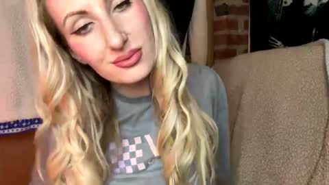 Snapshot of blondebellaaa3 chatting on February 28, 4:43 am Gia online show from February 28, 4:43 am