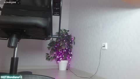 Im Di. I smell naked even when Im dressed. online show from December 14, 4:09 pm