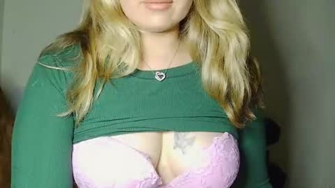 Snapshot of blondie6767 chatting on October 21, 9:43 am blondie6767 online show from October 21, 9:43 am