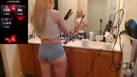 Snapshot of blondiebubblebooty chatting on April 30, 12:55 pm Bubbles online show from April 30, 12:55 pm