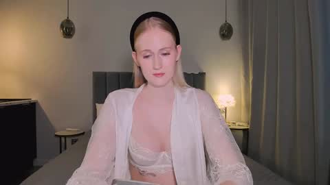 Snapshot of blondiemermaid chatting on December 13, 1:01 pm Mia online show from December 13, 1:01 pm