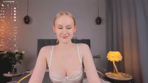 Snapshot of blondiemermaid chatting on March 12, 9:35 pm Mia online show from March 12, 9:35 pm