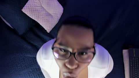 Snapshot of blue_stylee chatting on May 17, 10:39 pm Eli online show from May 17, 10:39 pm