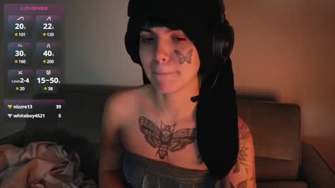 Snapshot of bluedweeb chatting on December 5, 5:48 am Blue online show from December 5, 5:48 am