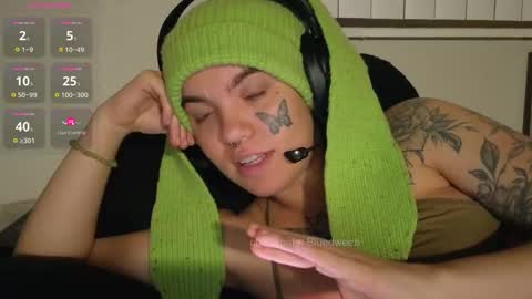 Snapshot of bluedweeb chatting on November 25, 5:18 am Blue online show from November 25, 5:18 am