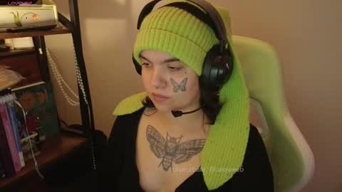 Snapshot of bluedweeb chatting on February 13, 5:47 am Blue online show from February 13, 5:47 am