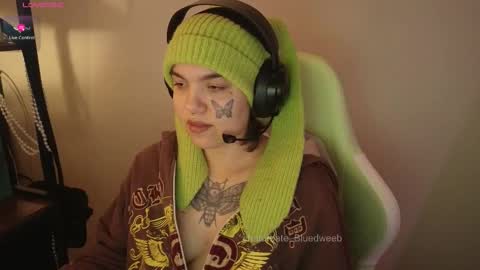 Snapshot of bluedweeb chatting on February 14, 4:42 am Blue online show from February 14, 4:42 am