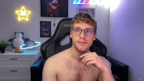 Snapshot of blueeyedtallguy chatting on December 2, 9:24 am blueeyedtallguy online show from December 2, 9:24 am