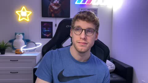 Snapshot of blueeyedtallguy chatting on December 3, 1:08 am blueeyedtallguy online show from December 3, 1:08 am