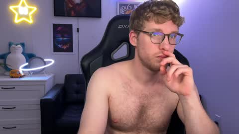 Snapshot of blueeyedtallguy chatting on December 4, 8:01 am blueeyedtallguy online show from December 4, 8:01 am