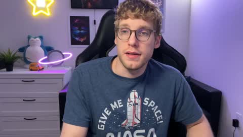 Snapshot of blueeyedtallguy chatting on December 4, 9:24 pm blueeyedtallguy online show from December 4, 9:24 pm